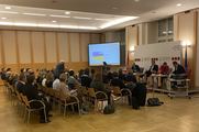 Saal mit Publikum und Podium
