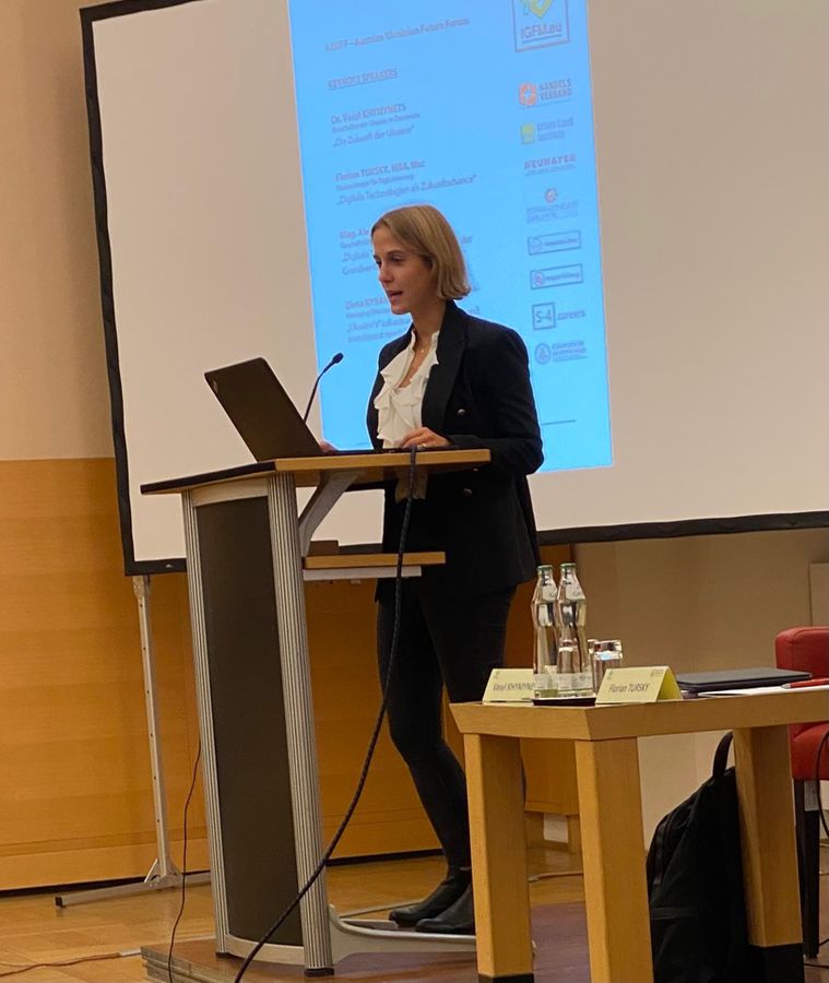 Vortragende am Pult, Austrian Ukrainian Future Forum 2022