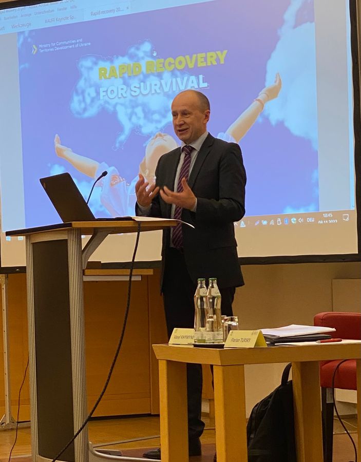 Vortragender am Pult, Austrian Ukrainian Future Forum 2022