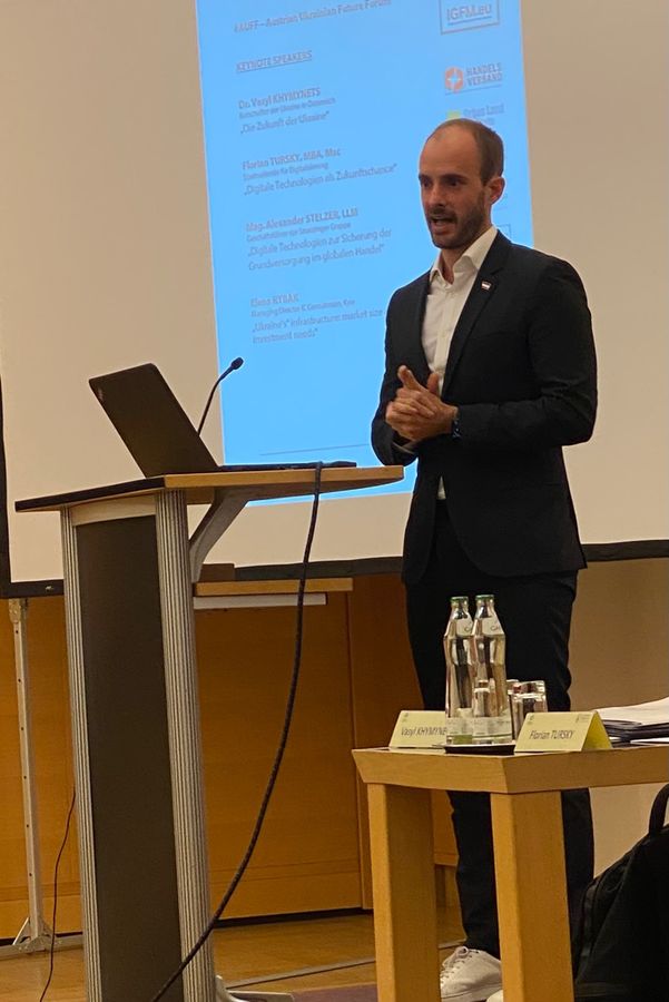 Vortragender am Pult, Austrian Ukrainian Future Forum 2022