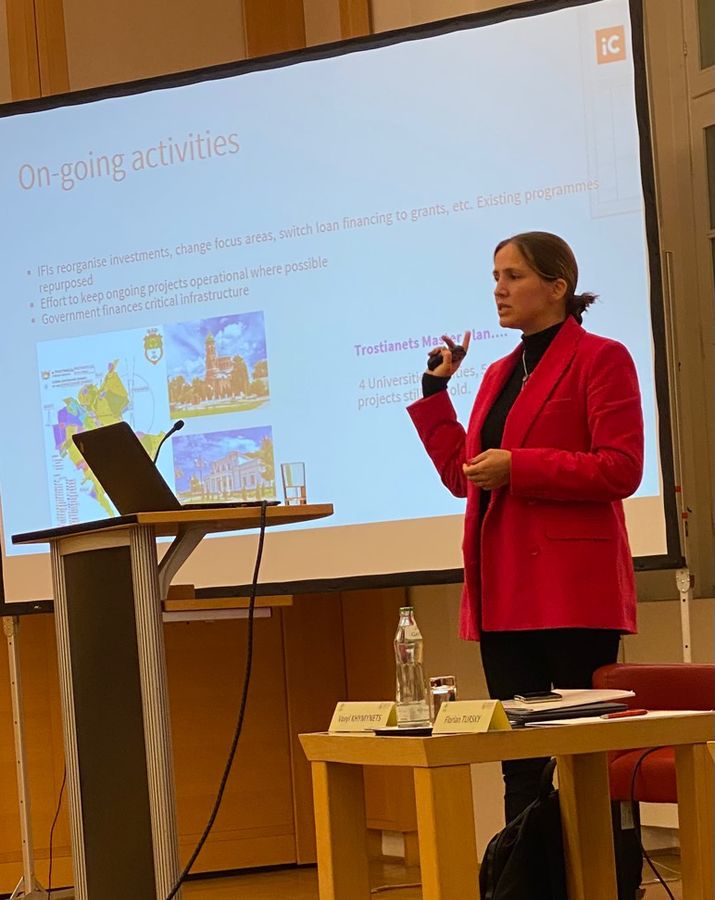Vortragende am Pult, Austrian Ukrainian Future Forum 2022